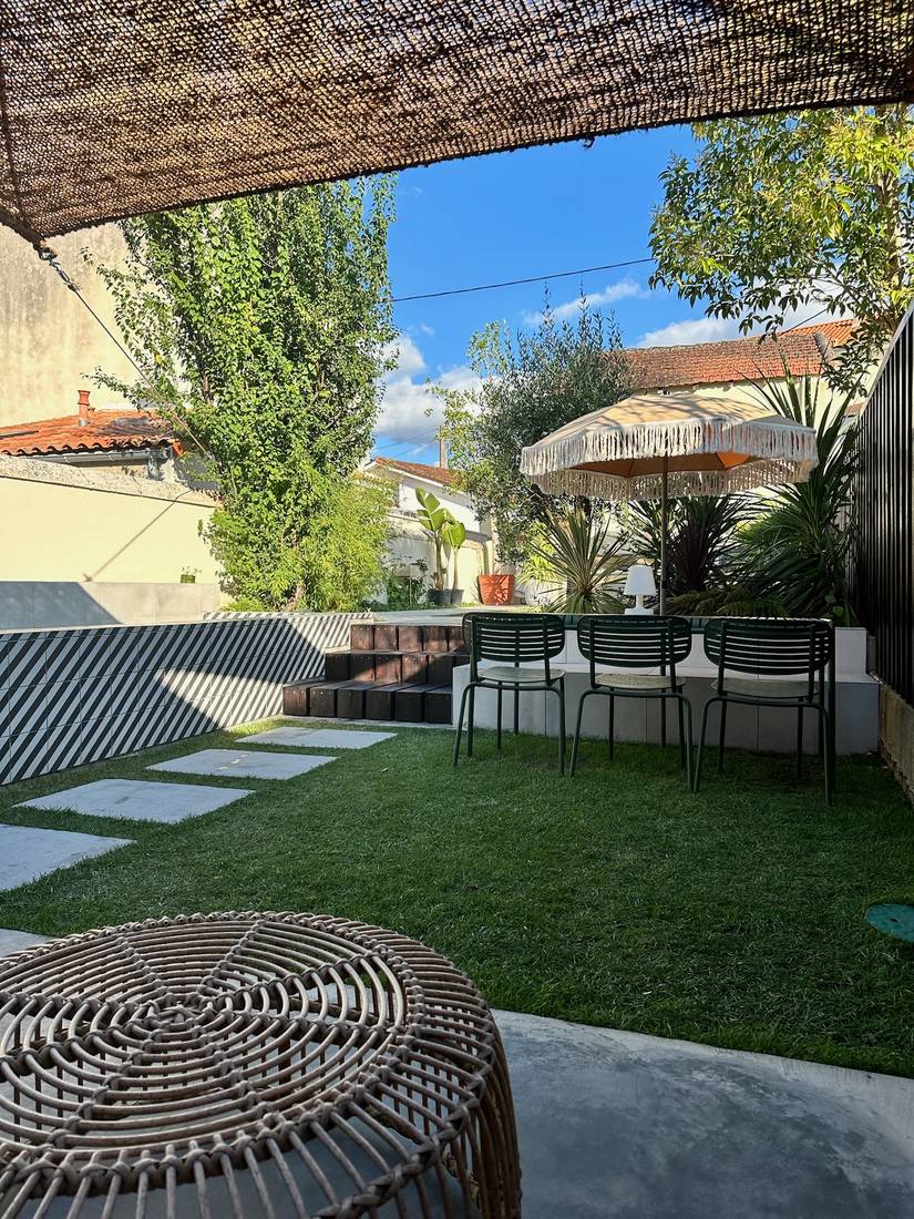 La même cour aménagée en jardin