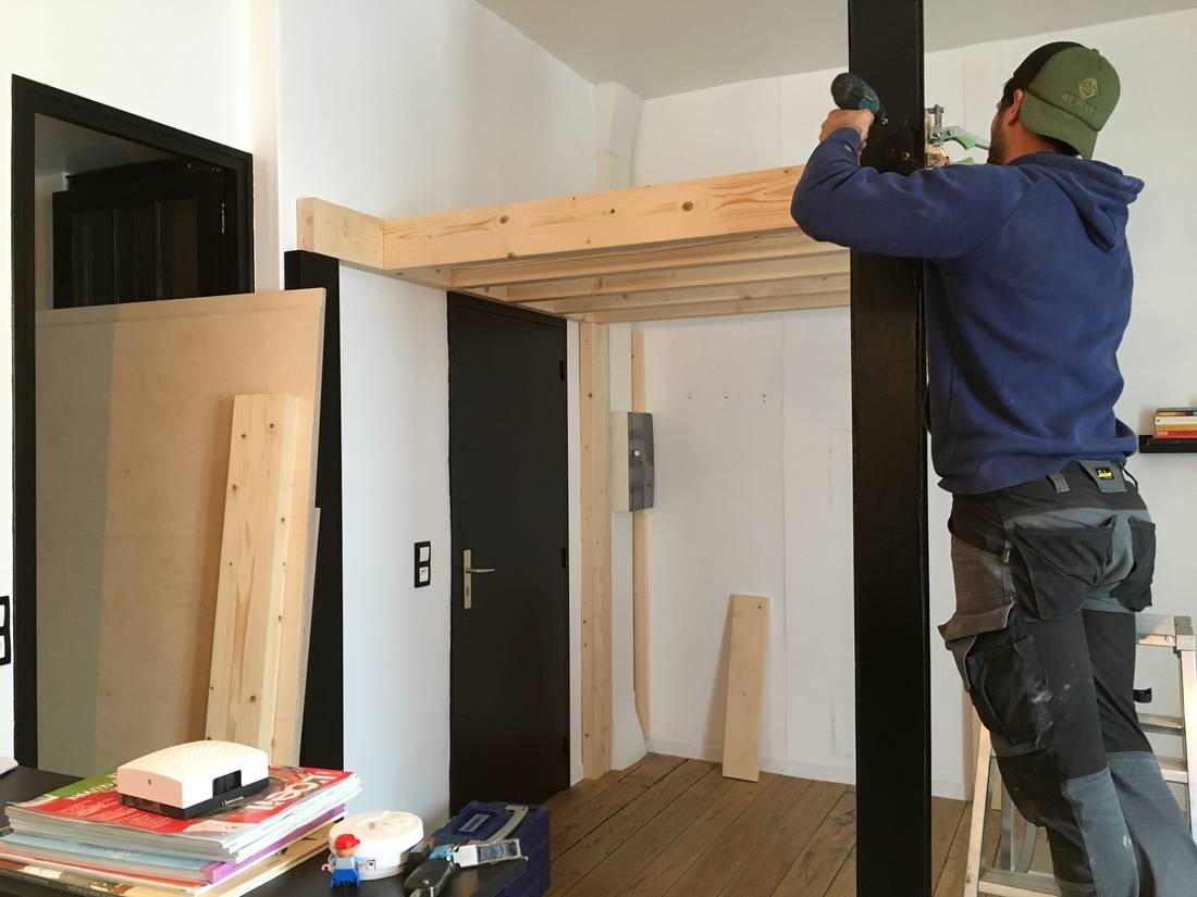 Ossature bois d'une mezzanine en cours de montage