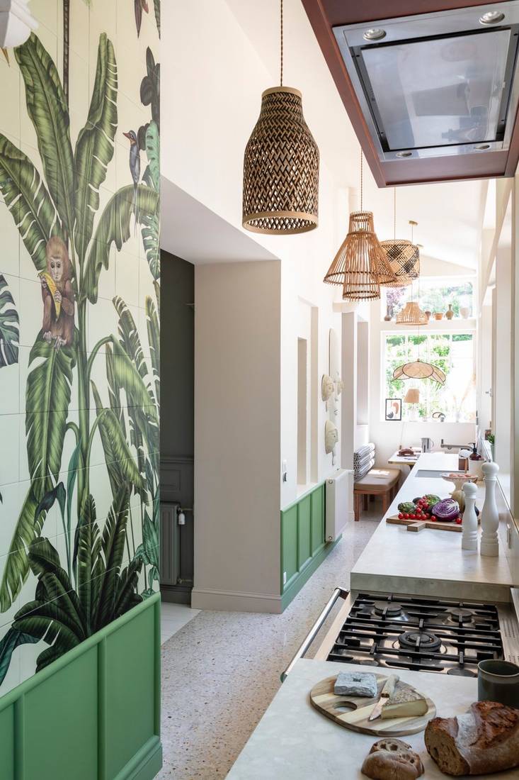Cuisine en enfilade, papier peint tropical et terrazzo