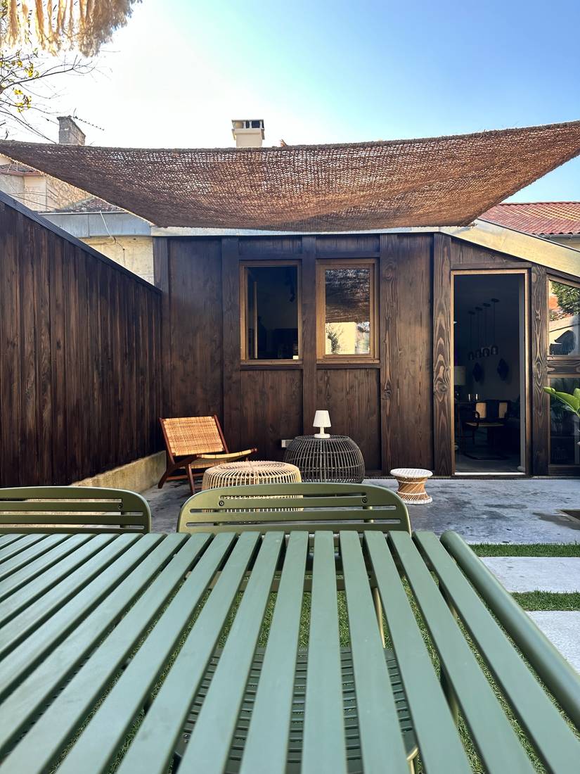 Cabanon en bois brûlé et sa terrasse